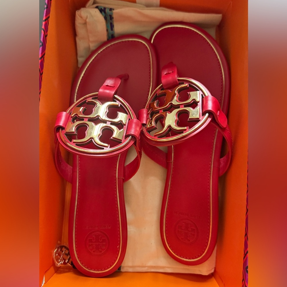 Tory Burch Red Sandals📍